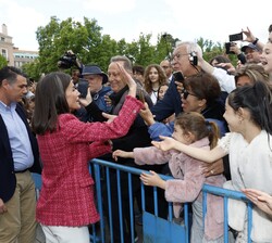 Su Majestad la Reina a la salida del concierto “EmociónArte”, en las inmediaciones del Teatro Real de Madrid