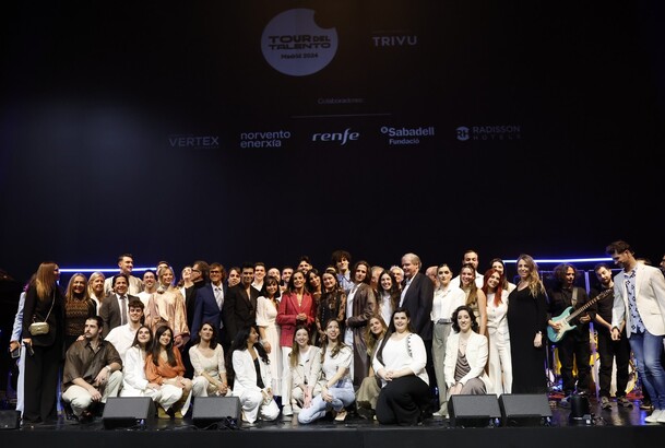 Su Majestad la Reina, al término del concierto “EmociónArte” junto a los artistas participantes en el mismo