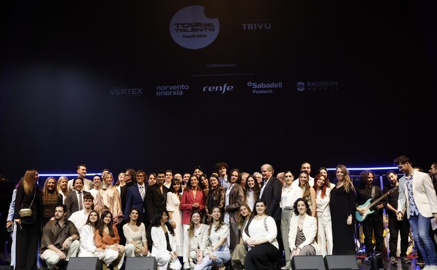 Su Majestad la Reina, al término del concierto “EmociónArte” junto a los artistas participantes en el mismo