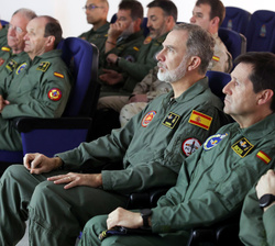 Su Majestad el Rey durante el briefing a cargo del Director de la Academia General del Aire