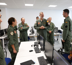 Don Felipe conversa con los alumnos de la Academia General del Aire durante su fase de instrucción