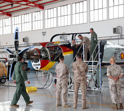 Su Majestad el Rey durante su visita al hangar de mantenimiento