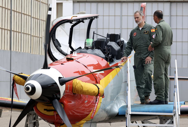 Su Majestad el Rey durante su visita a las instalaciones de la Academia General del Aire