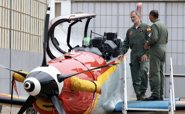Su Majestad el Rey durante su visita a las instalaciones de la Academia General del Aire