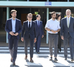 Su Majestad el Rey junto a las autoridades y el fundador y consejero delegado de “Ayúdame 3D” y premio FPdGi Social 2020, se dirige al tal