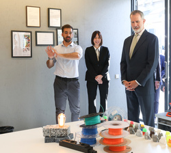 Su Majestad el Rey visita el taller de producción de “Ayúdame 3D”