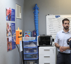 Su Majestad el Rey visita el taller de producción de “Ayúdame 3D”