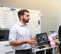 Su Majestad el Rey observa una prótesis fabricada en el taller de producción de “Ayúdame 3D”