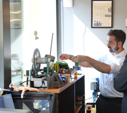 Su Majestad el Rey visita el taller de producción de “Ayúdame 3D”