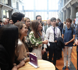 Su Majestad el Rey conversa con jóvenes de la Generación Propósito, Generación Talento, Generación Arte y Generación Docentes de la FPdGi