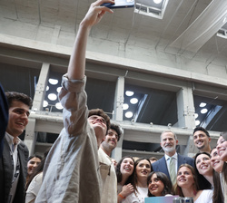 Su Majestad el Rey se fotografía con jóvenes de la Generación Propósito, Generación Talento, Generación Arte y Generación Docentes de la FPdGi