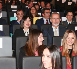 Su Majestad el Rey junto a la ministra de Ciencia, Innovación y Universidades y el presidente de la FPdGi, sentados entre los jóvenes asistentes al ac