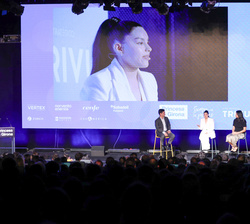 Diálogo con jóvenes latinoamericanos de los programas de la Fundación