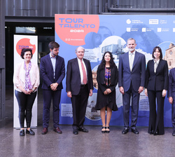 Fotografía de grupo de Su Majestad el Rey con las autoridades y la Premio “Internacional 2024” Princesa de Girona en la categoría de ̶