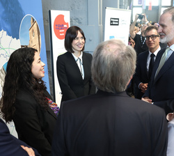 Su Majestad el Rey conversa con las autoridades, la dirección de la FPdGi y la Premio “Internacional 2024” Princesa de Girona en la catego