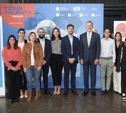 Fotografía de grupo de Su Majestad el Rey con jóvenes de Trivu