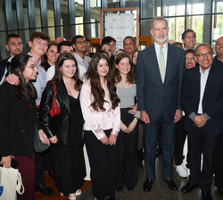Fotografía de grupo de Su Majestad el Rey con jóvenes latinoamericanos de los programas de la Fundación