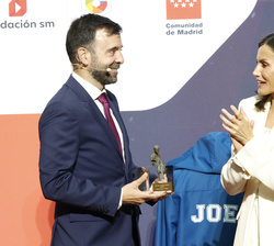 Su Majestad la Reina tras la entrega del Premio "Gran Angular" a David Lozano, por el libro titulado “Intruso”