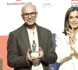 Su Majestad la Reina tras la entrega del Premio "El Barco de Vapor" a Pedro Manuel Caldas, por el libro titulado “La leyenda del samur