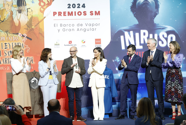 Fotografía de grupo de Su Majestad la Reina con las autoridades y los galardonados con los Premios SM de Literatura Infantil y Juvenil “El Barco