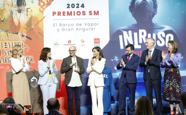 Fotografía de grupo de Su Majestad la Reina con las autoridades y los galardonados con los Premios SM de Literatura Infantil y Juvenil “El Barco de Va