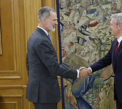 Su Majestad el Rey recibe el saludo del presidente de la Xunta de Galicia, Alfonso Rueda Valenzuela