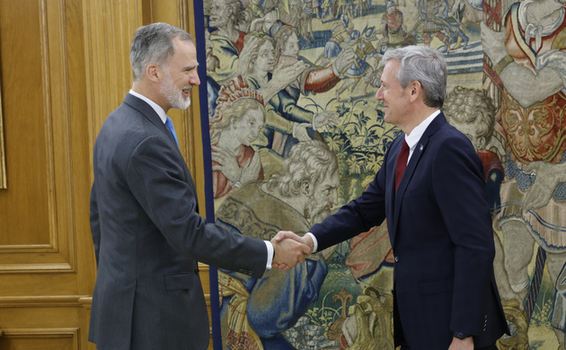 Su Majestad el Rey recibe el saludo del presidente de la Xunta de Galicia, Alfonso Rueda Valenzuela