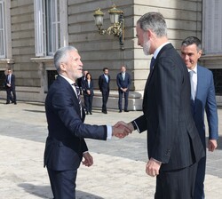 Su Majestad el Rey recibe el saludo del ministro del Interior, Fernando Grande-Marlaska