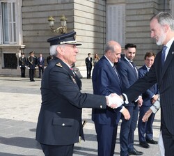 Su Majestad el Rey recibe el saludo del director adjunto operativo de la Policía, José Ángel González Jiménez