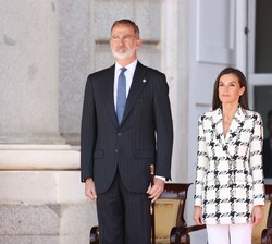 Don Felipe y Doña Letizia durante la interpretación del Himno Nacional