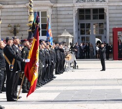 Don Felipe saluda a la Bandera Nacional