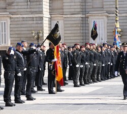 Su Majestad el Rey durante la revista a una formación de la Policía Nacional