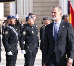 Su Majestad el Rey en el transcurso del acto central conmemorativo del bicentenario de la Policía Nacional