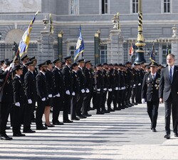 Don Felipe para revista a una formación de la Policia Nacional, acompañado del director adjunto y jefe de la formación