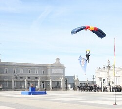 Su Majestad el Rey, acompañado de Su Majestad la Reina, presenciaron el descenso aéreo de un miembro del Grupo Especial de Operaciones que portaba la 
