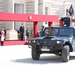 Don Felipe, en la tribuna de honor, al paso de las diferentes unidades de la Policía Nacional participantes en el acto