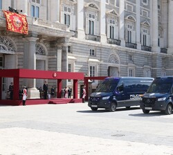 Diferentes vehículos de la Policía Nacional desfilan ante Su Majestad el Rey