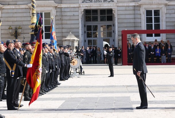 Don Felipe saluda a la Bandera Nacional