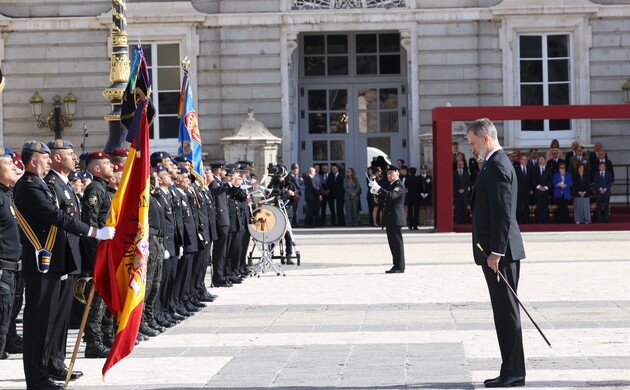 Don Felipe saluda a la Bandera Nacional