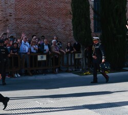 Su Majestad el Rey saluda a su llegada al Parador de Alcalá de Henares