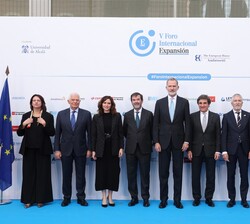 Su Majestad el Rey acompañado por las autoridades asistentes al acto
