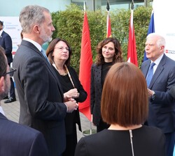 Su Majestad el Rey conversa por las autoridades asistentes al acto