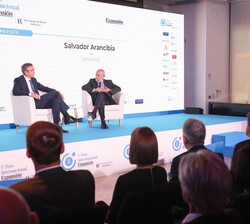 Su Majestad el Rey durante la entrevista entre el adjunto a la dirección del diario Expansión, Salvador Arancibia y el gobernador del Banco de España,
