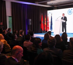 Su Majestad el Rey durante su intervención en la sala Paraninfo del Parador de Alcalá de Henares