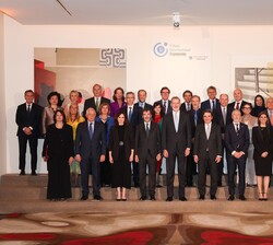 Su Majestad el Rey acompañado por los ponentes del V Foro Internacional Expansión y las autoridades asistentes al acto