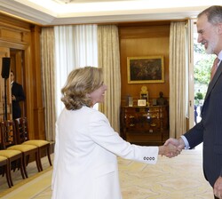 Su Majestad el Rey recibe el saludo de la presidenta de Patrimonio Nacional, Ana de la Cueva Fernández