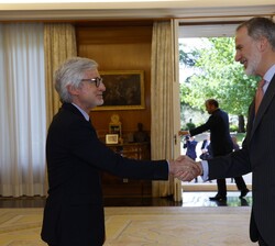 Su Majestad el Rey recibe el saludo del fundador de Fundación Hermes y presidente de su patronato, Enrique Goñi