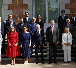 Fotografía de grupo de Su Majestad el Rey junto al Patronato de la Fundación Hermes