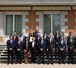 Su Majestad el Rey junto a una representación del Servicio Jurídico de la Comisión Europea