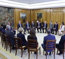 Su Majestad el Rey durante la audiencia con la representación del Servicio Jurídico de la Comisión Europea con motivo de su 70º aniversario